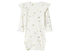 Hvid body med luftigt blomsterprint og flæser på skuldrene fra Name It 13241106 cloud dancer  bagfra